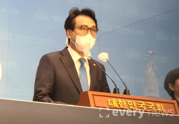 안민석 더불어민주당 의원이 14일 서울 여의도 국회에서 기자회견을 열고 본인이 최순실씨의 은닉재산이 300조원이라고 주장했다는 의혹에 대해 가짜뉴스라고 반박하며 법적 대응을 예고했다. 사진=안정훈 기자