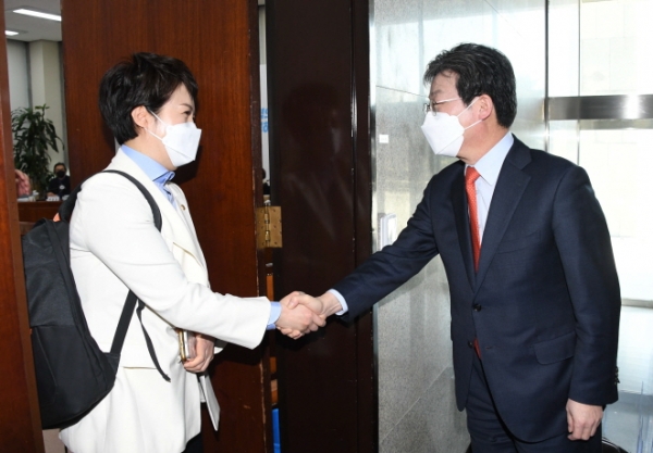 지난 8일 김은혜 국민의힘 의원(왼쪽)과 유승민 전 의원이 서울 여의도 국회에서 열린 지방선거 광역단체장 공천신청자 면접을 앞두고 이사를 나누고 있다. 사진제휴=뉴스1