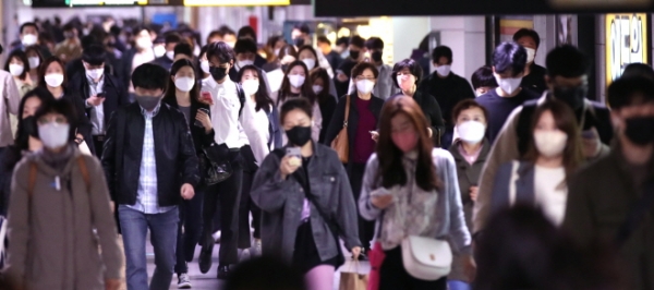 29일 오전 시민들이 서울 시청역에서 출근길에 나서고 있다. 사진제휴=뉴스1