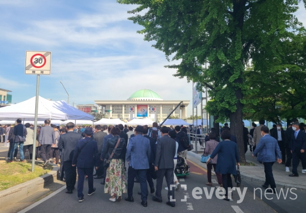 [포토] 尹 취임식 국회 앞, 거리 메운 시민들