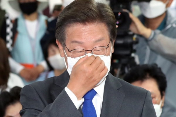 이재명 더불어민주당 총괄선대위원장이 지난 2일 인천시 계양구의 선거사무소에서 발언하기 전 마스크를 고쳐쓰고 있다. 사진제휴=뉴스1