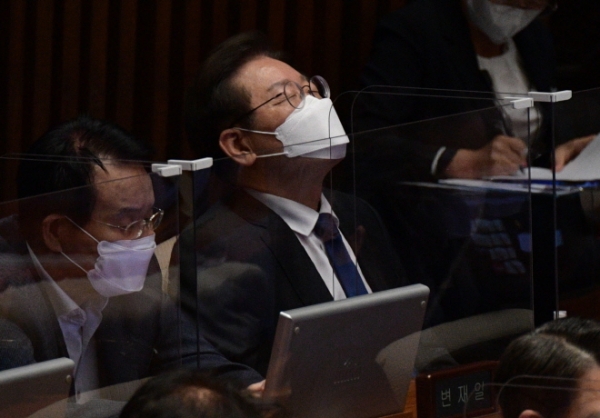 이재명 더불어민주당 의원이 지난 21일 서울 여의도 국회에서 열린 제3차 본회의에서 눈을 감고 고개를 들고 있다. 사진제휴=뉴스1