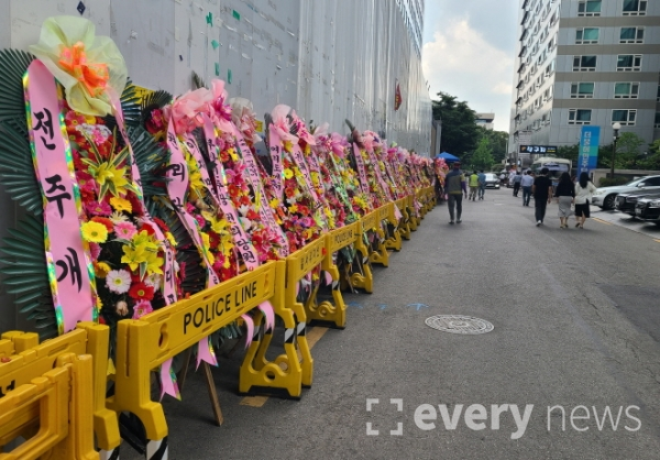 지난 6월 이재명 더불어민주당 의원의 지지자들이 서울 여의도 더불어민주당 당사 앞에 이 의원의 보궐선거 당선을 기념하는 화환을 도열했다. 사진=안정훈 기자