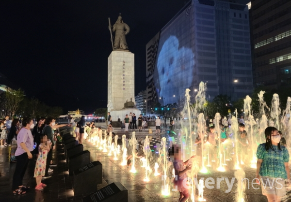 서울시민들이 21일 밤 서울 광화문광장에서 어울려 놀고 있다. 사진=안정훈 기자