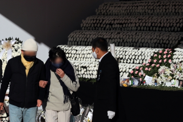 시민들이 4일 서울시 서울광장에 설치된 이태원 사고 사망자 합동분향소에서 조문하고 있다. 사진제휴=뉴스1