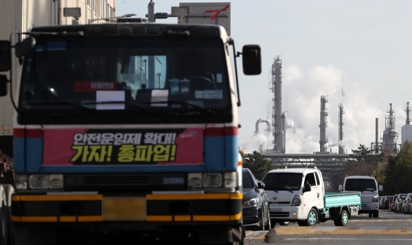 울산 남구 석유화학단지 도로 주변에 화물차가 멈춰 서 있는 모습. 사진제휴=뉴스1