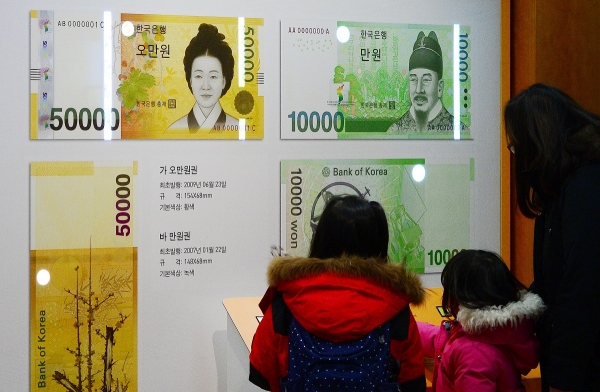 한국은행 화폐박물관을 찾은 관람객들이 위폐감별 체험을 하는 모습. 사진제휴=뉴스1