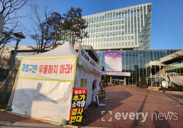 지난 15일 오후 서울 마포구 마포구청 앞에 상암동 소각장 증설에 반대하는 천막이 쳐져 있다. 사진=안정훈 기자