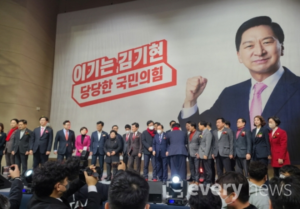 지난 1월 경북 구미시 복합스포츠센터에서 열린 김기현 의원 출정식에서 현역 의원 30여명이 모여 지지자들과 만나고 있다. 사진=김종원 기자