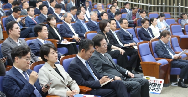 더불어민주당 의원들이 지난 12일 서울 여의도 국회에서 열린 당 의원총회에 참석했다. 이날 의원총회에서는 이재명 더불어민주당 대표에 대한 사퇴 요구도 나온 것으로 전해졌다. 사진제휴=뉴스1