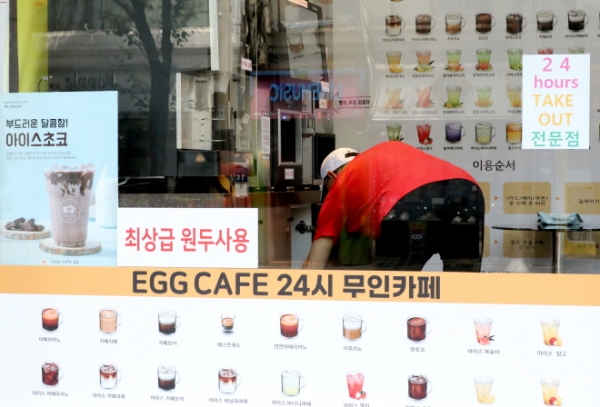 지난 20일 서울 강서구의 한 무인카페에서 점주가 가게 내부를 정리하고 있다. 카페 등 각종 무인점포는 최근 인건비 부담에 대한 대안으로 대두되고 있다. 사진제휴=뉴스1