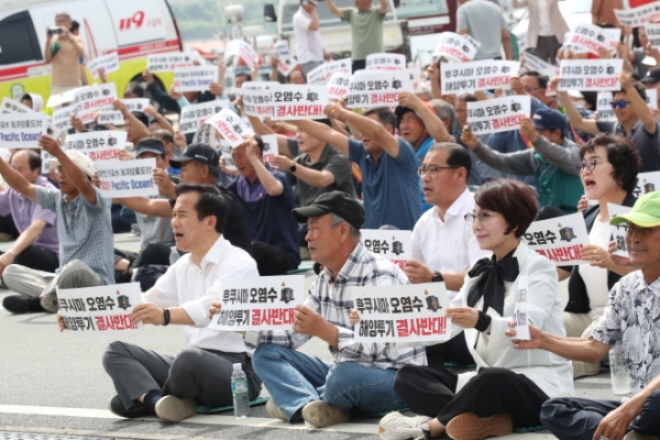 김승남 더불어민주당 의원이 지난달 전남 장흥군 회진면 행저복지타운 앞에서 어민들과 함께 일본 후쿠시마 오염수 해양투기를 규탄하는 시위를 하고 있다. 사진제휴=뉴스1