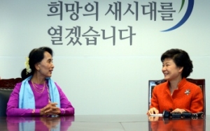 아웅산 수치-박근혜, 두 여성지도자의 만남..."개인 행복 포기하고 국민이 가족인 삶"
