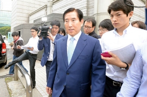 조현오 징역 10월 법정구속..法 "차명계좌 발언은 허위사실"