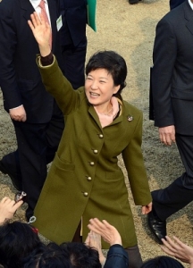 박근혜 대통령 지지율 하락...안철수 재보선 출마에 '좌불안석'