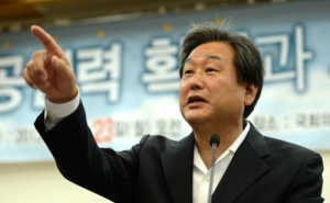 김무성, 우편향 역사교과서 또 옹호…민주당 “커밍아웃하라”