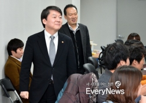 안철수, 野 차기 대선주자 지지율 1위…신당 ‘21.7%’