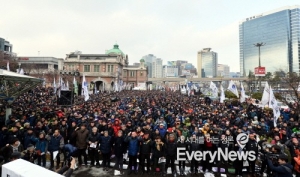 ‘노동계+촛불시민+대학생’, 서울역 집회에 모인 까닭