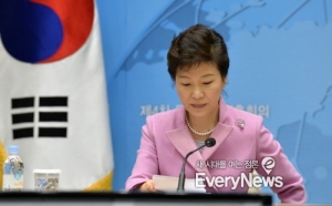 박근혜 대통령 지지율, 50%대 붕괴…왜?