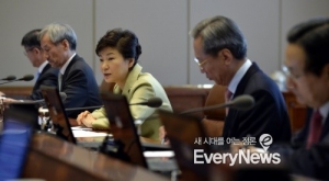 박 대통령 “공공기관 개혁 방해 노조, 책임 물을 것”