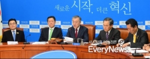 문재인 “박 대통령, 국정원 대선개입 사과해야”
