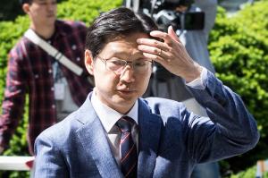 ‘댓글 조작 연루 의혹’ 김경수 경찰 출석…“한점 의혹 없이 밝힐 것”