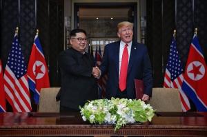 트럼프-김정은, 역사적 합의 서명 “북·한반도 관계 달라질 것”