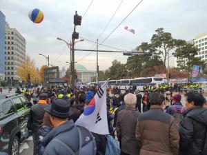 11월 마지막 주말 '몸살 앓고있는 여의도 국회의사당 앞'