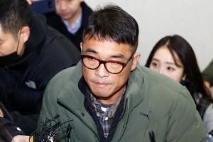 “김건모 경찰 출석” '아무 대답 없이 조사실로…피의자 신분'