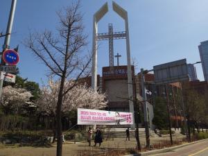 “퀴어의 자리가 있는 서울”을 여의도순복음교회 앞에서 외친 팀서울 신지예 후보