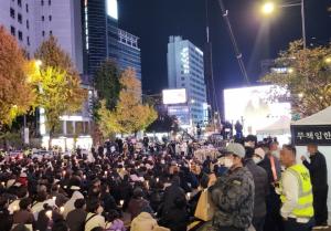 애도기간 마지막 날, 서울 도심서 촛불 든 시민들