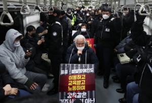 서울시-전장연 지하철 집회 정지 ‘휴전’…법원이 ‘중재안’ 냈다